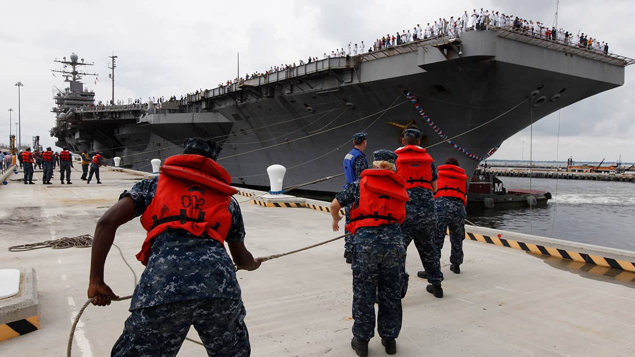 Photo of Navy shore crew hauling in lines